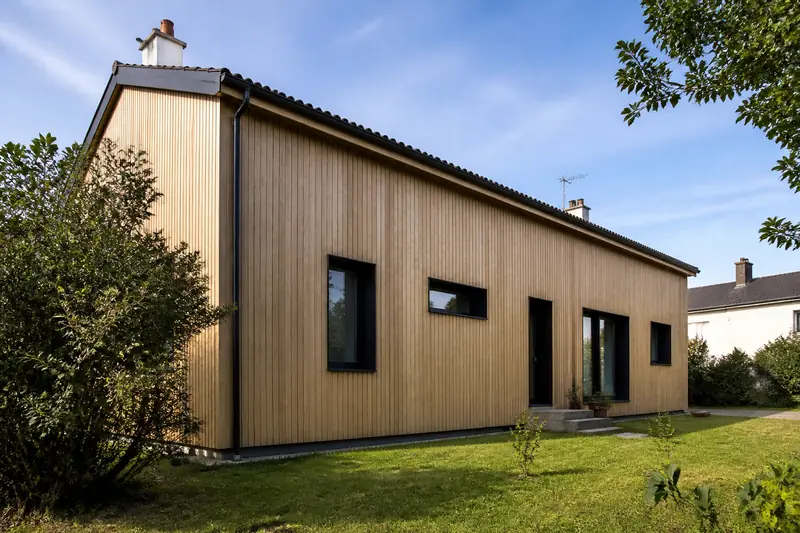Maison de plain-pied recouverte d'un bardage bois clair posé sur ossature