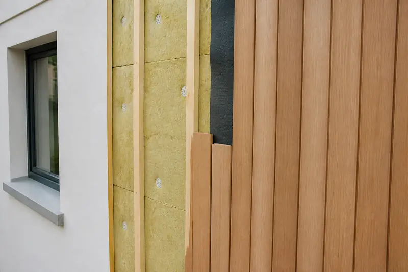 Façade de maison isolée et habillée d'un bardage bois